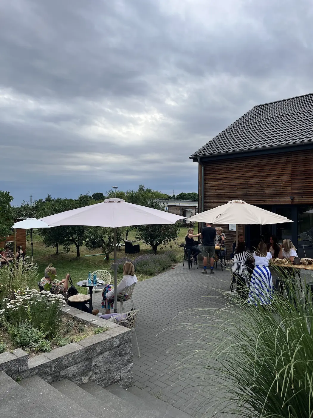 Hölzerne Bar-Hütte mit Biertischgarnitur auf der Streuobstwiese der Gartenbar